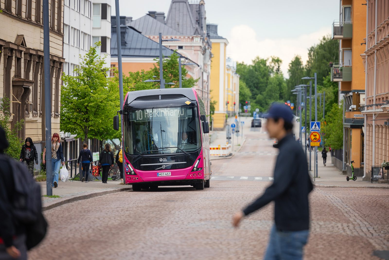 Bussi 10 Torikadulla ajamassa kohti etelää.