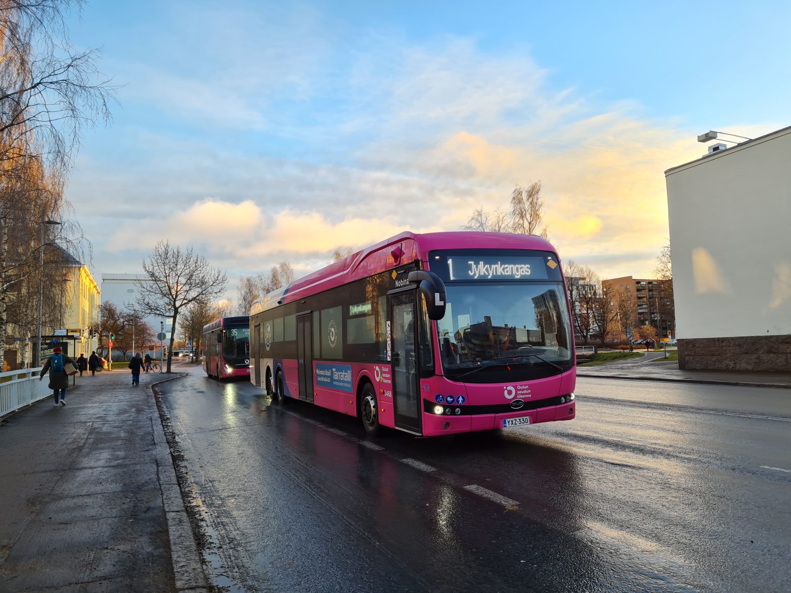 Linja yksi Saaristonkadulla syksyllä.